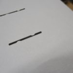 紙のプレス加工における細穴加工(1.4x30[mm])の拡大図