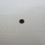 紙のプレス加工におけるはがきへの太陽のモチーフ抜き加工(10mm)