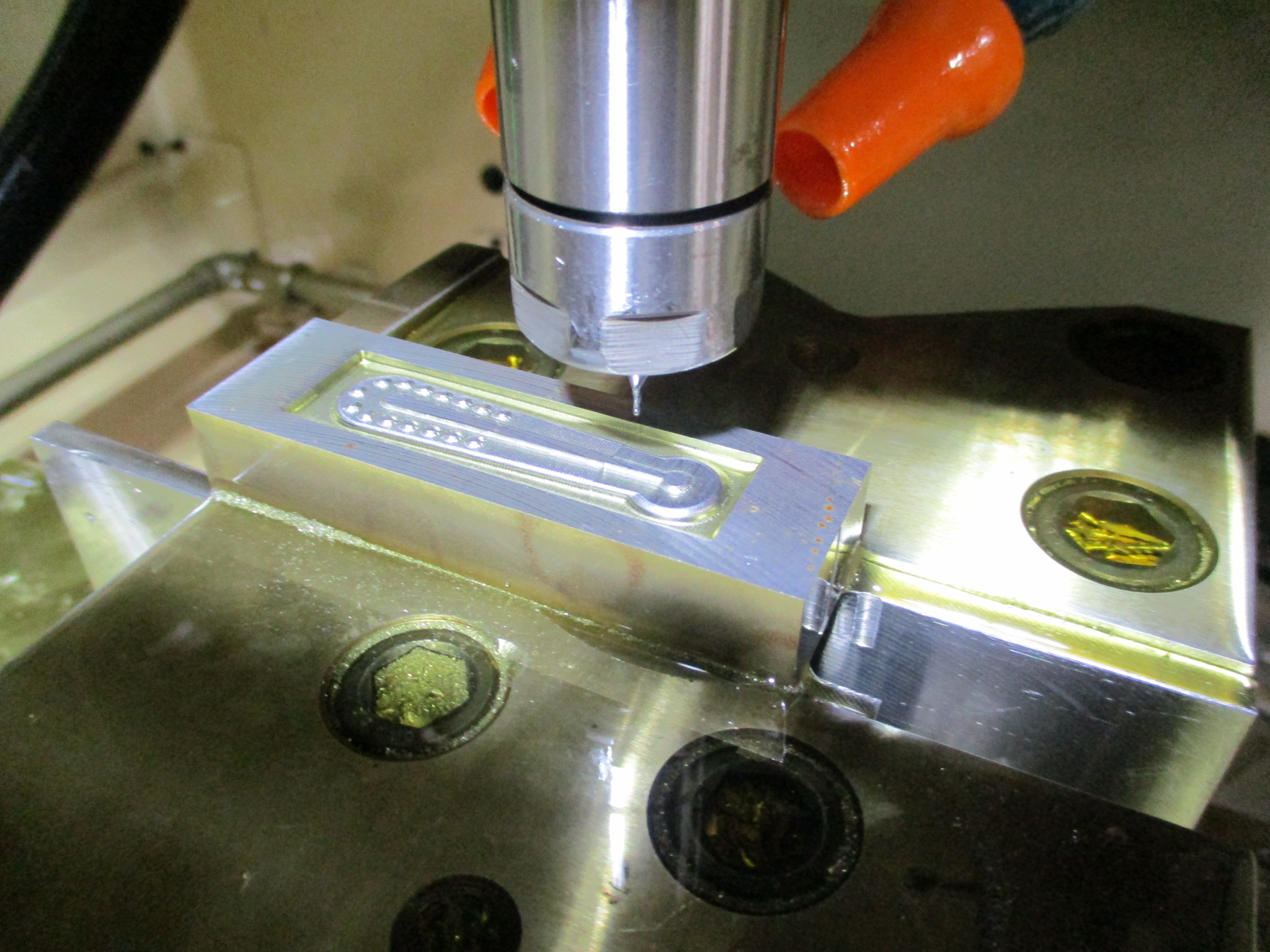 3DCADやマシニングセンタを駆使した最新技術での古い金型の復元