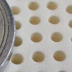 紙のプレス加工における微細穴加工(φ1.5mm)のサイズ比較図