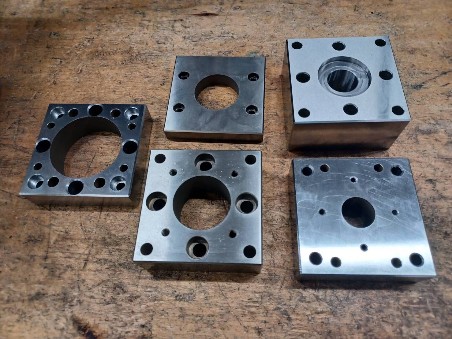 材料発注からワイヤーカットでの加工まで一貫して製作した金型部品