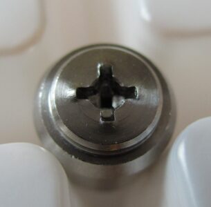 特殊ボルトへの十字穴矢打ち加工の拡大図