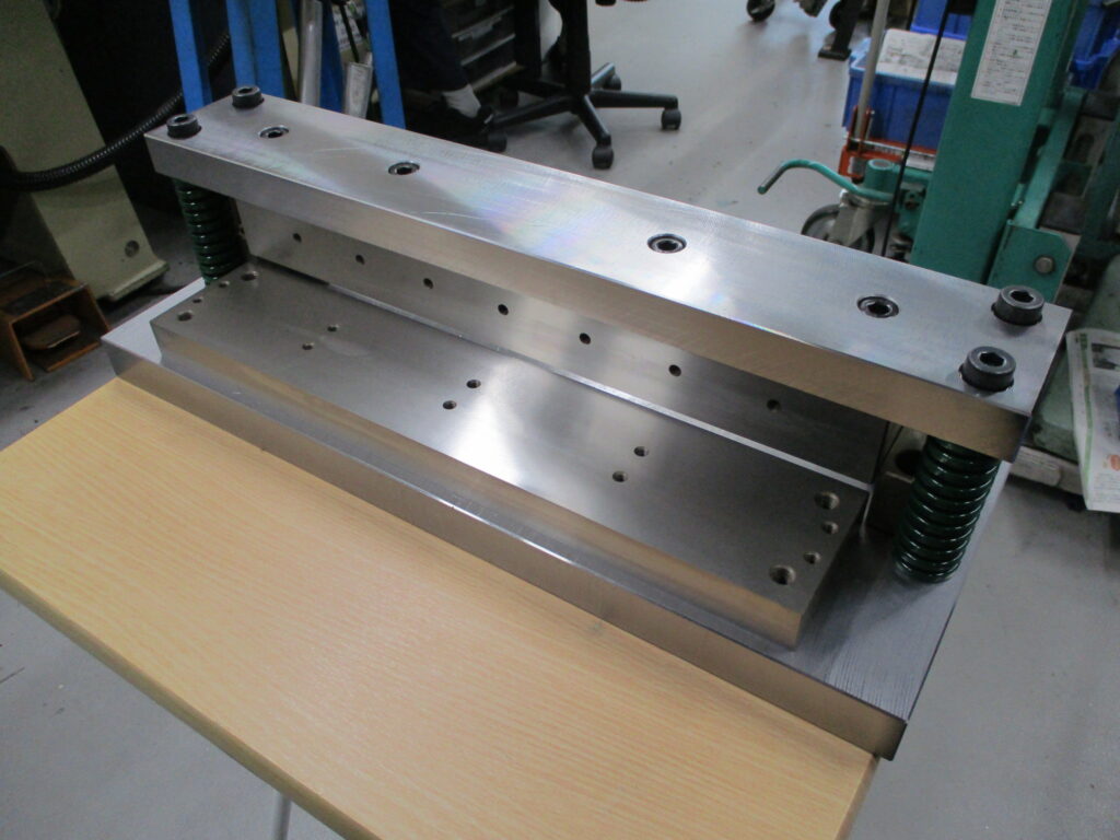 弊社にて製作したプレス加工で使用するためのシャーリング型