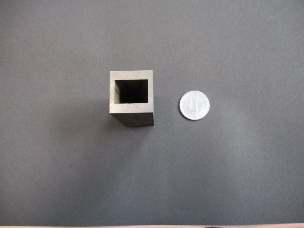 ワイヤーカット(ワイヤー放電加工)で試作した上下異形状部品