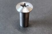 プレス機を使用した矢打ち加工による十字穴加工