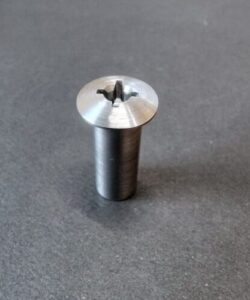 プレス機を使用した矢打ち加工による十字穴加工