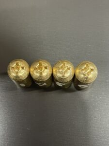 プレス機を使用した矢打ち加工による十字穴加工(真鍮)