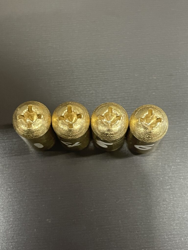 プレス機を使用した矢打ち加工による十字穴加工(真鍮)