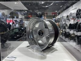 平成元年に発売した車のホイール「AUTOSTRADA MODENA」のセンターキャップを忠実に復刻