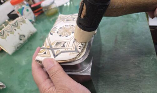 頑丈な金属製の型でがま口職人さんの負担軽減を考慮した金型製作・金型復元後の作業風景