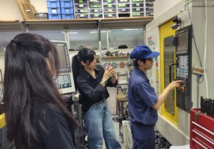 跡見学園女子大学のマネジメント学部マネジメント学科の学生さんたちが、スミファのSNS新企画として取材でご来社